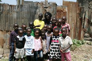 Dr. Auma Obama mit Kindern ihres Sauti Kuu-Projektes in Alego, Kenia Foto: RTL / Anja Nürnberg