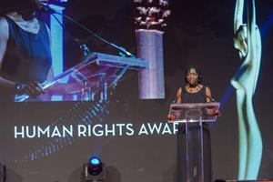 Dr. Auma Obama bei ihrer Dankesrede für den Human Rights Award 2015