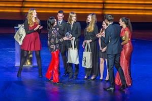 Die Sängerin Nena präsentiert die Nominierten und Sieger der Kategorie #Nachhaltigkeit. Foto: © Sinisa Nezic