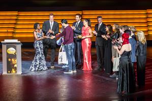 Dr. Auma Obama und Schauspieler Ralf Moeller bitten die Finalisten der Kategorie #Special Award auf die Bühne. Foto: © Sinisa Nezic
